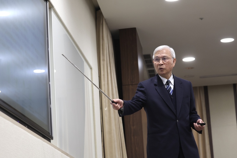 央行總裁楊金龍19日說明房市管制鬆綁政策內容。