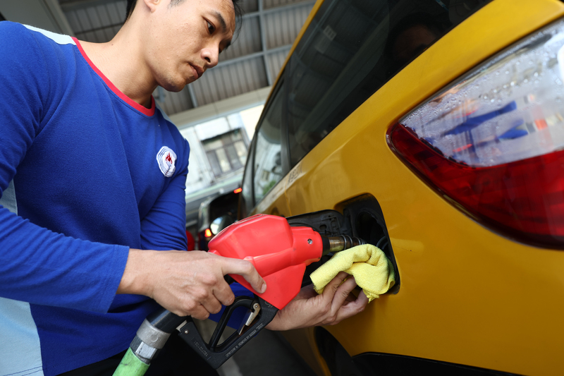 中油28日宣布，自30日凌晨零時起至4月5日晚上12時止，汽、柴油每公升價格各調漲新台幣1.7元及1.5元。