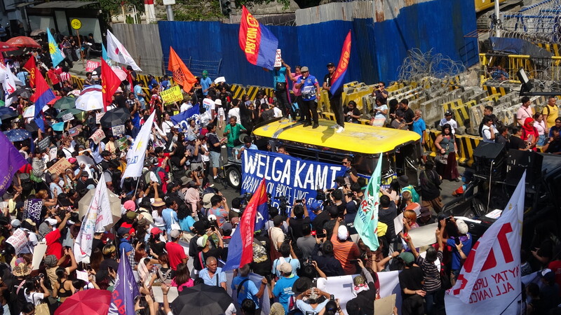 中東局勢升溫，推升國際油價，衝擊生活，菲律賓運輸團體20日發動接連第2天的示威，要求政府批准調升基本車資，擴大燃油補助。
