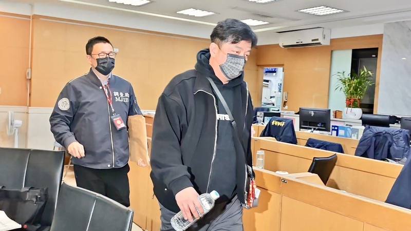 國民黨台北市議員李傅中武涉利用妻子親戚當人頭詐領助理費，金額逾千萬元。台北地檢署20日約談李傅中武（右）等7人到案；檢察官漏夜複訊後，21日諭令李傅中武500萬元交保，並限制出境、出海。