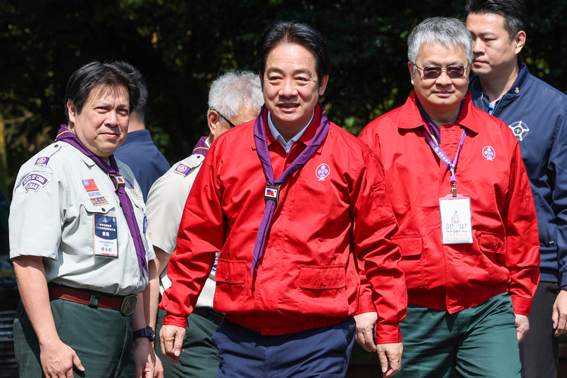 總統賴清德（中）22日上午在陽明山竹子湖，出席「115年全國童軍節慶祝大會」，會前針對核電重啟議題回應媒體提問。賴總統強調，政府希望台灣國家能夠更有韌性，經濟產業可以持續發展，社會也可以繁榮進步，這是最主要的目標。
