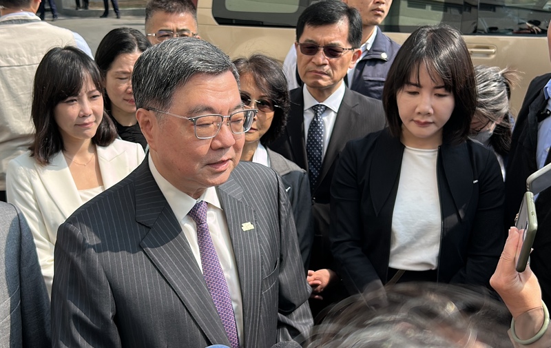 行政院長卓榮泰（左）22日上午前往位於彰化縣福興鄉的為升電裝工業公司參訪，卓榮泰被媒體詢問有關核二核三重啟議題時表示，台電下週將送出再運轉計畫報告書給核安會，期待在社會有高度共識、產業有需求的情形下，核安會能以安全為原則，儘速完成審查。