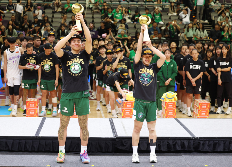 114學年度高中籃球甲級聯賽（HBL）男、女子組冠軍22日出爐，分別由松山高中、陽明高中稱王封后，賽後松山隊長劉廷寬（前左）、陽明隊長蘇衡（前右）獲選總冠軍賽MVP。