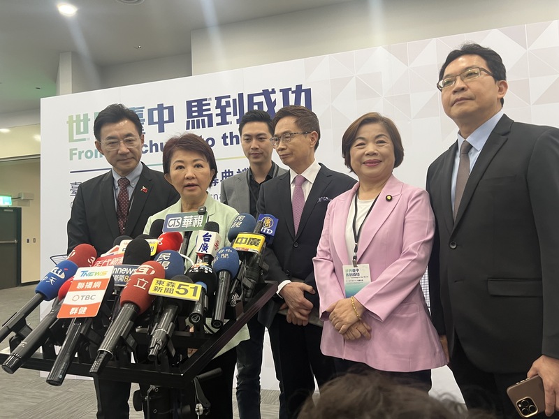 總統賴清德指核二、核三具重啟條件，約3月底送核安會審議，引發討論。台中市長盧秀燕（左2）23日接受媒體聯訪表示，錯誤能源政策的確會給國家帶來危機，甚至很可能會造成國安隱憂，支持賴總統採取正確能源方式。
