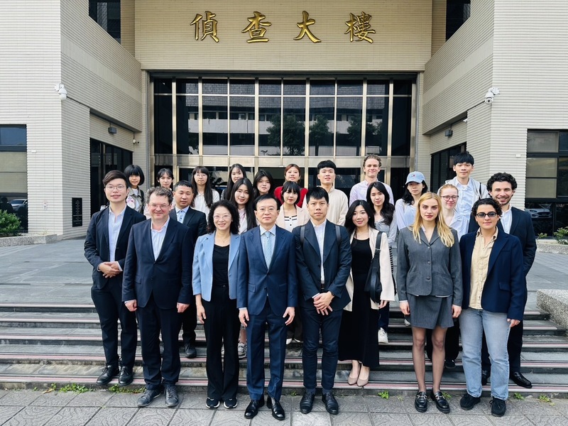 台灣大學法學院長王皇玉（前左2）及德國漢堡大學法學院師生等一行23日到士林地檢署進行「人工智慧與法律數位化」專題參訪與交流，由檢察長王以文（前左3）接待。（士林地檢署提供）
