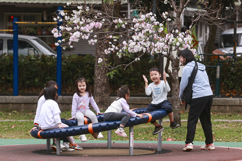 各地白天大多為多雲到晴的天氣，民眾帶著小孩到公園遊玩，享受春日時光。資料照片。
