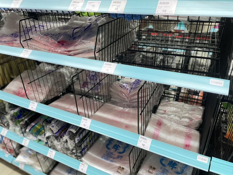 受到中東戰火影響原物料供應，國內傳出塑膠原料短缺與報價混亂，公平會警告，只要聯合囤積或集體拒出貨都有可能涉及聯合行為。圖為市售塑膠袋。（振宇五金提供）

