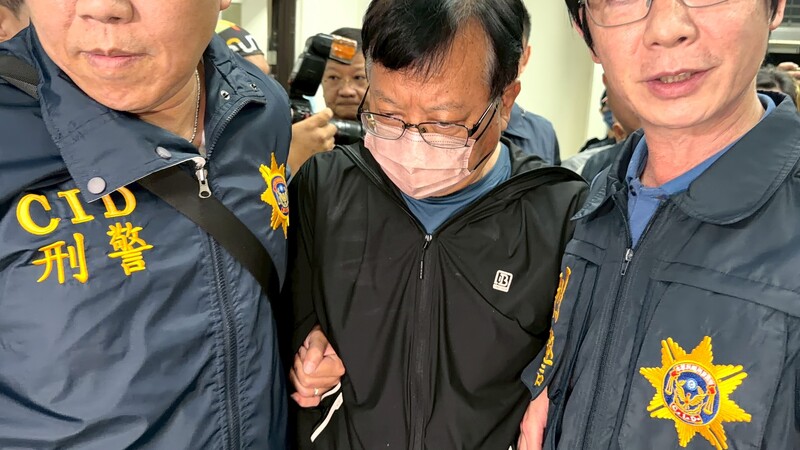 前中油公司煉製部執行長徐漢（中）涉貪，23日一審遭判25年，交保在外的徐漢日前破壞電子腳鐶後逃亡，遭發布通緝，經檢警追查，24日在台東逮獲徐漢，後續解送至橋頭地方法院。
