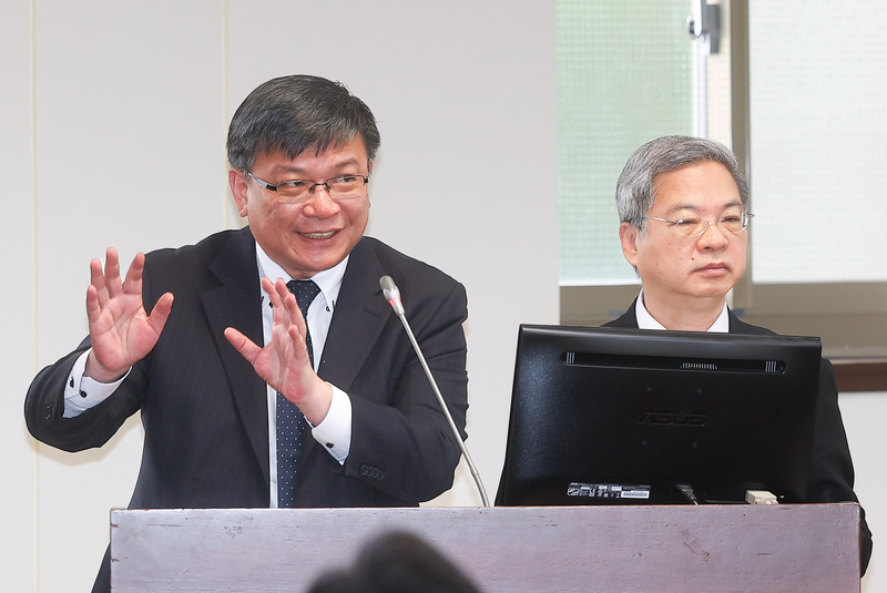 立法院經濟委員會25日邀請經濟部長龔明鑫（右）、台電公司董事長曾文生（左）等針對核電重啟議題做專案報告並備詢。
