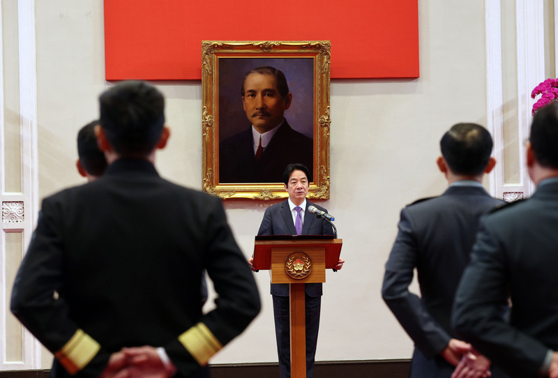 PD
總統：盼不分黨派　挺不打折政院版國防特別條例
總統賴清德（中）25日主持4月將官晉任授階典禮時
表示，立法院正在審議國防特別預算條例，期待立法
院不分黨派，一起支持不打折的行政院版國防特別預
算條例草案，讓國軍有更充足的資源、更先進的裝備
及更堅實的應變能力。
中央社記者郭日曉攝 115年3月25日
