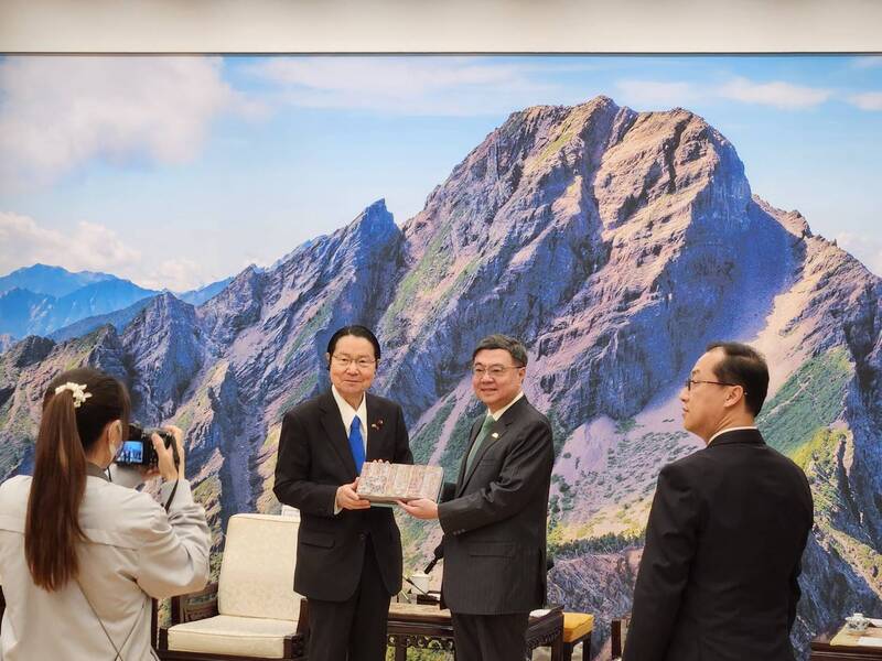 PD
卓榮泰接見日本台灣親善協會會長（2）
行政院長卓榮泰（右2）25日接見日本台灣親善協會
會長衛藤征士郎（左2），期盼台日雙方能強強聯
手，一起向世界爭取更大的發展機會。
中央社記者葉素萍攝　115年3月25日
