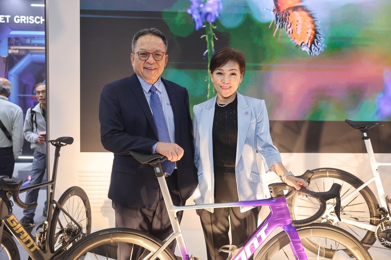 巨大集團董事長劉湧昌（左）與執行長劉素娟（Phoebe Liu）（右）25日在台北南港展覽館一同出席2026台北國際自行車展，在集團展區受訪合影。
