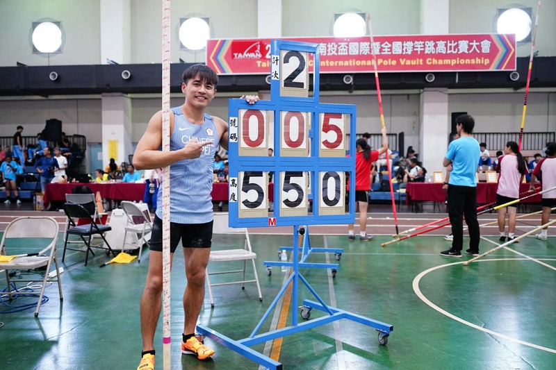 在南投舉行的2026國際室內撐竿跳高邀請賽，台灣好
手黃湧富（中）25日躍過5公尺50，不僅打破室內全
國紀錄奪金，也達到名古屋亞運參賽標準。（林小馬提供）
