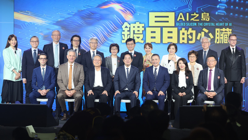 總統賴清德（前排中）26日在台北The One at Taipei  101 獨一文創出席三立新聞「鍍晶的心臟－AI之島」首映發布會暨「AI台灣隊論壇」，法國在台協會主任龍燁（Franck Paris）（前排左起）、德國在台協會處長狄嘉信（Karsten Tietz）、宏碁集團創辦人施振榮、無任所大使黃欽勇（前排右起）、三立集團總經理高明慧與三立集團董事長張榮華等人合影。
