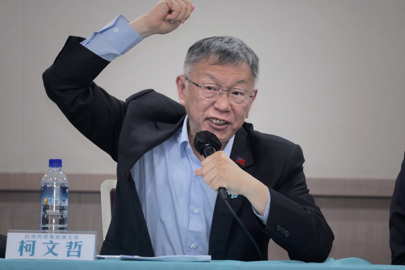 PD
涉貪案一審宣判　柯文哲怒喊絕不屈服
北院審理京華城案、政治獻金案，前台北市長柯文哲
（圖）一審遭判17年徒刑、褫奪公權6年。柯文哲26
日晚間在民眾黨記者會中情緒一度相當憤慨，更喊話
「賴清德！我們絕對不會妥協、我們永遠不會屈
服！」
中央社記者王飛華攝　115年3月26日
