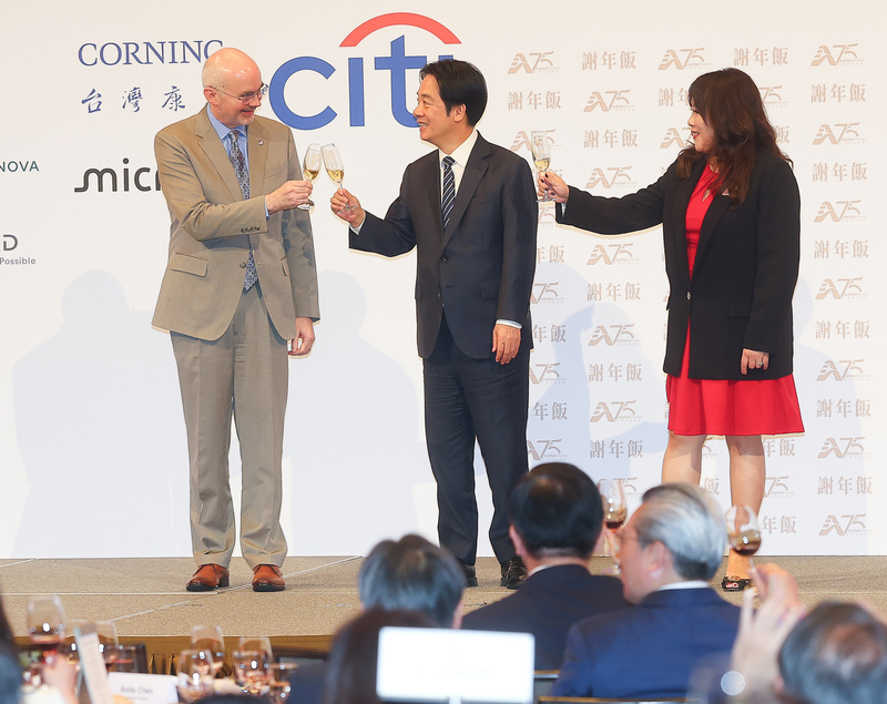 台灣美國商會2026謝年飯晚宴26日在台北登場，總統賴清德（後中）、美國在台協會（AIT）處長谷立言（Raymond Greene）（後左）、台灣美國商會理事長陳幼臻（後右）同台互相舉杯致意。
