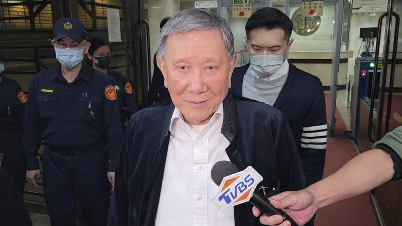 台北地院26日宣判京華城等案，威京集團主席沈慶京遭判10年徒刑，法官並對他加保新台幣3000萬元。沈慶京26日晚間11時許辦保完成離開時表示，對於判決，他非常悲憤、難過。
