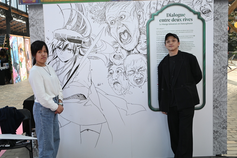 台灣漫畫家艾莉柚（左）與藥島（右）帶著漫畫作品前進布魯塞爾書展舉行簽售會、講座，與歐洲讀者面對面。
