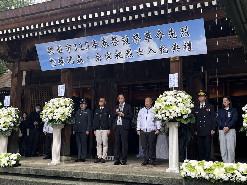 台北市114年發生張文隨機傷人事件，57歲余家昶因挺身制止身亡；花蓮馬太鞍溪堰塞湖溢流釀災，48歲「挖土機超人」林鴻森因救災受傷感染死亡。兩人27日入祀桃園忠烈祠，桃園市長張善政（前左3）致詞時感念兩人勇氣和風範。
