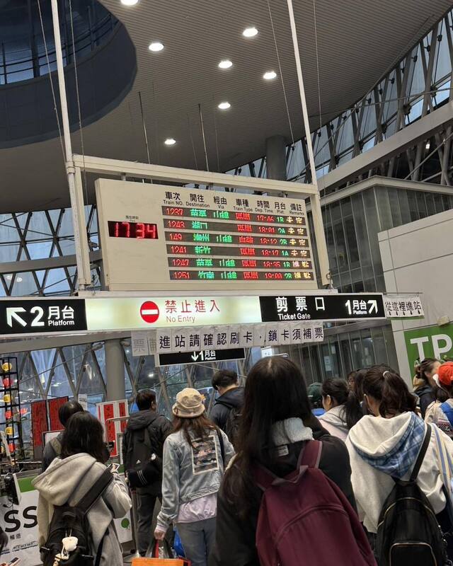 台鐵山佳至鶯歌間電車線27日發生故障，影響201班次列車，累積延誤逾2萬分鐘。
