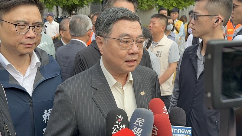行政院長卓榮泰（前中）28日上午出席「高雄第三(楠梓)園區聯外交通整體計畫」聯合動土祈福典禮，會前接受媒體聯訪談及國防部戰略規劃司長黃文啟27日淚灑立院一事，表示相當不捨。