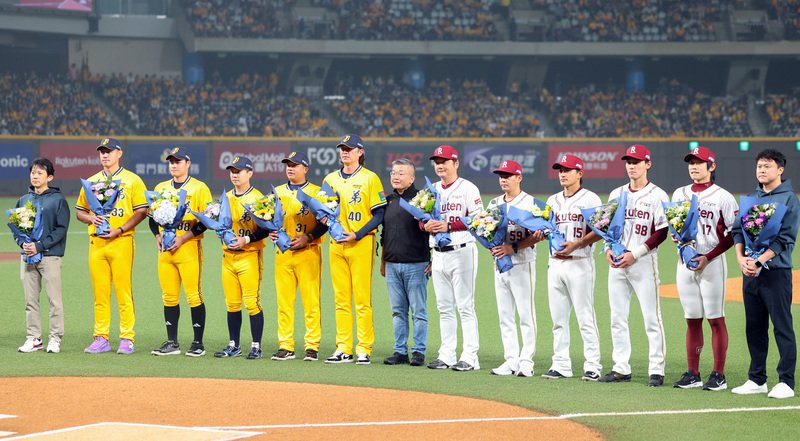 LD
中職開幕戰賽前　表揚WBC教練團與選手
中華職棒37年開幕戰28日在台北大巨蛋舉行，賽前舉
辦世界棒球經典賽隊職員表揚儀式，中職會長蔡其昌
（右7）逐一獻花給兩隊參與的教練與選手。
中央社記者張新偉攝　115年3月28日
