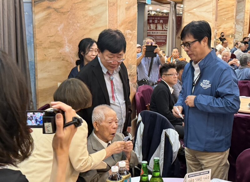 高雄中學85級校友28日晚間舉行「三十重聚」活動，席開60桌，高齡98歲、來自日本沖繩的校友宮城政三郎（前中坐者）遠道而來赴會，高雄市長陳其邁（前右）也到場致意。（高雄中學提供）