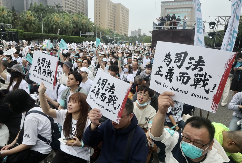 民眾黨29日在凱達格蘭大道舉辦「戰！329上凱道討公道」活動，大批支持者齊聚響應。