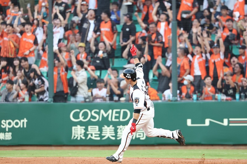台南亞太棒球場主球場29日進行首場中職賽事，統一7-ELEVEN獅隊蘇智傑6局下敲出陽春砲，成為亞太球場職棒歷史首轟。(統一獅隊提供)