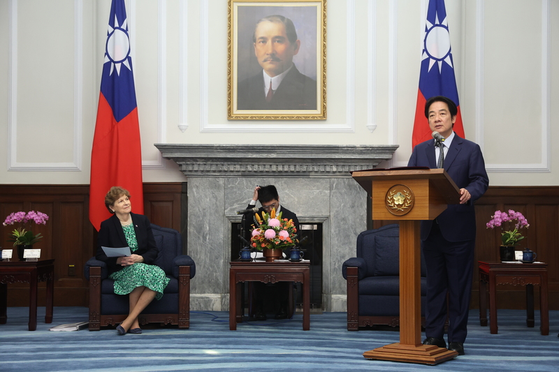 PD
賴總統接見美聯邦參議院跨黨派議員（3）
總統賴清德（右）30日上午在總統府接見美國聯邦參
議院外交委員會民主黨首席議員夏亨（Jeanne 
Shaheen，另譯：夏欣）（左）及共和黨參議員匡希恆
（John Curtis）所率跨黨派訪問團，賴總統致詞時對
立法院審查國防特別條例草案表達關切。
中央社記者吳家昇攝　115年3月30日
