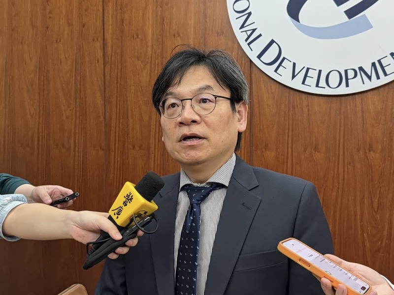 國發會主委葉俊顯30日說明「支持企業投資美國融資保證機制」規劃方向，首期國發基金將注資8億美
元，目標籌資12億美元，預計4月底前提報行政院，目標6月底前開放企業申請。
