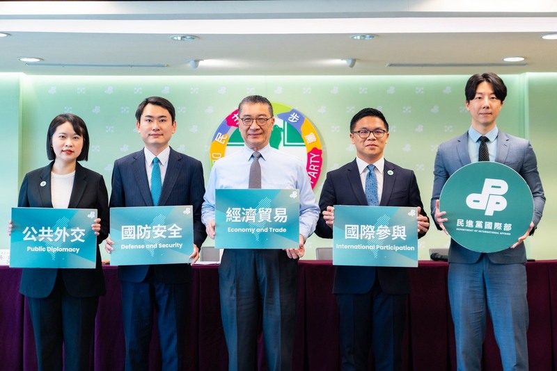 民進黨30日召開「2026民進黨新生代外交培力營」宣傳記者會。民進黨發言人吳崢（右起）、民進黨國際
部主任陳文昊、民進黨秘書長徐國勇、民進黨立委陳冠廷、民進黨青年部副主任吳奕柔與會。（民進黨提供）