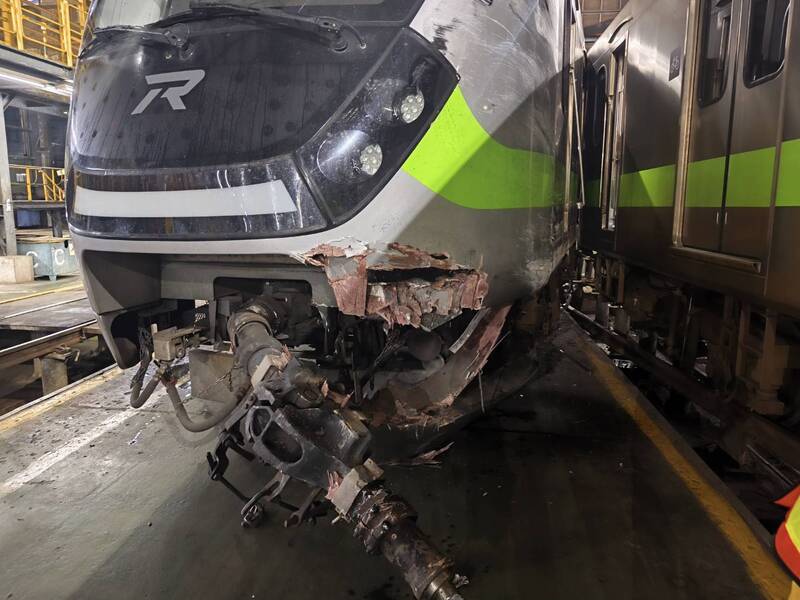 台鐵七堵調車場30日晚間發生2列EMU900區間車相撞事故，其中1列第1車廂出軌，車頭全毀。（讀者提供）