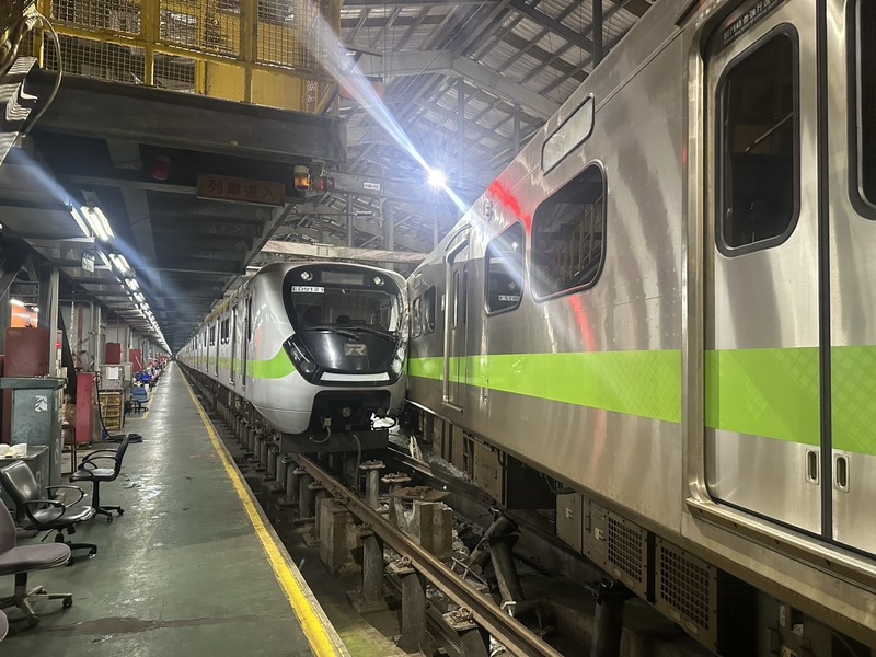 台鐵七堵站30日晚間9時許執行入庫線調車作業，在調車場發生兩列電聯車相撞出軌事故，造成員工黃姓男子跌倒受傷，所幸經治療後已出院返站。台鐵表示，詳細原因正由台鐵運安處調查中。（讀者提供）
