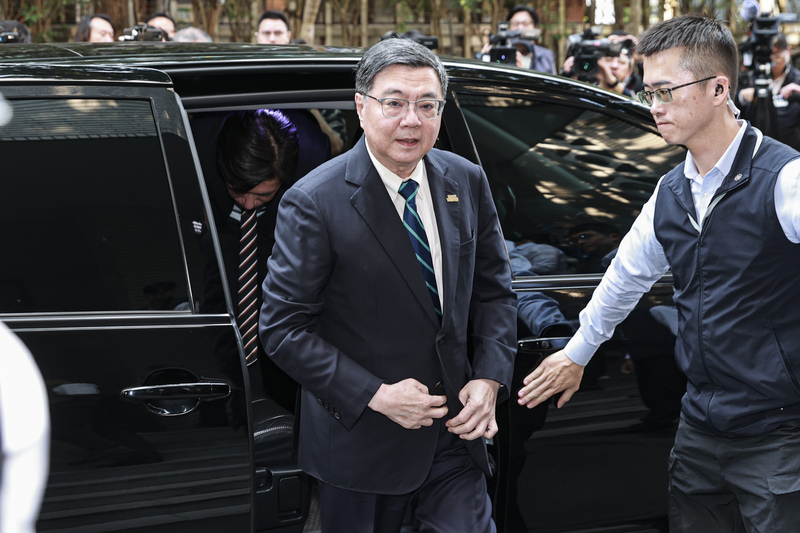 立法院會31日繼續進行施政總質詢，行政院長卓榮泰
（左）上午率部會首長列席備詢。