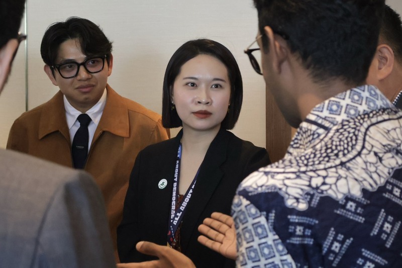 民進黨31日指出，青年發展部副主任吳奕柔（中）在黨主席賴清德的親自推薦下，當選亞洲自由民主聯盟青年主席。（民進黨提供）