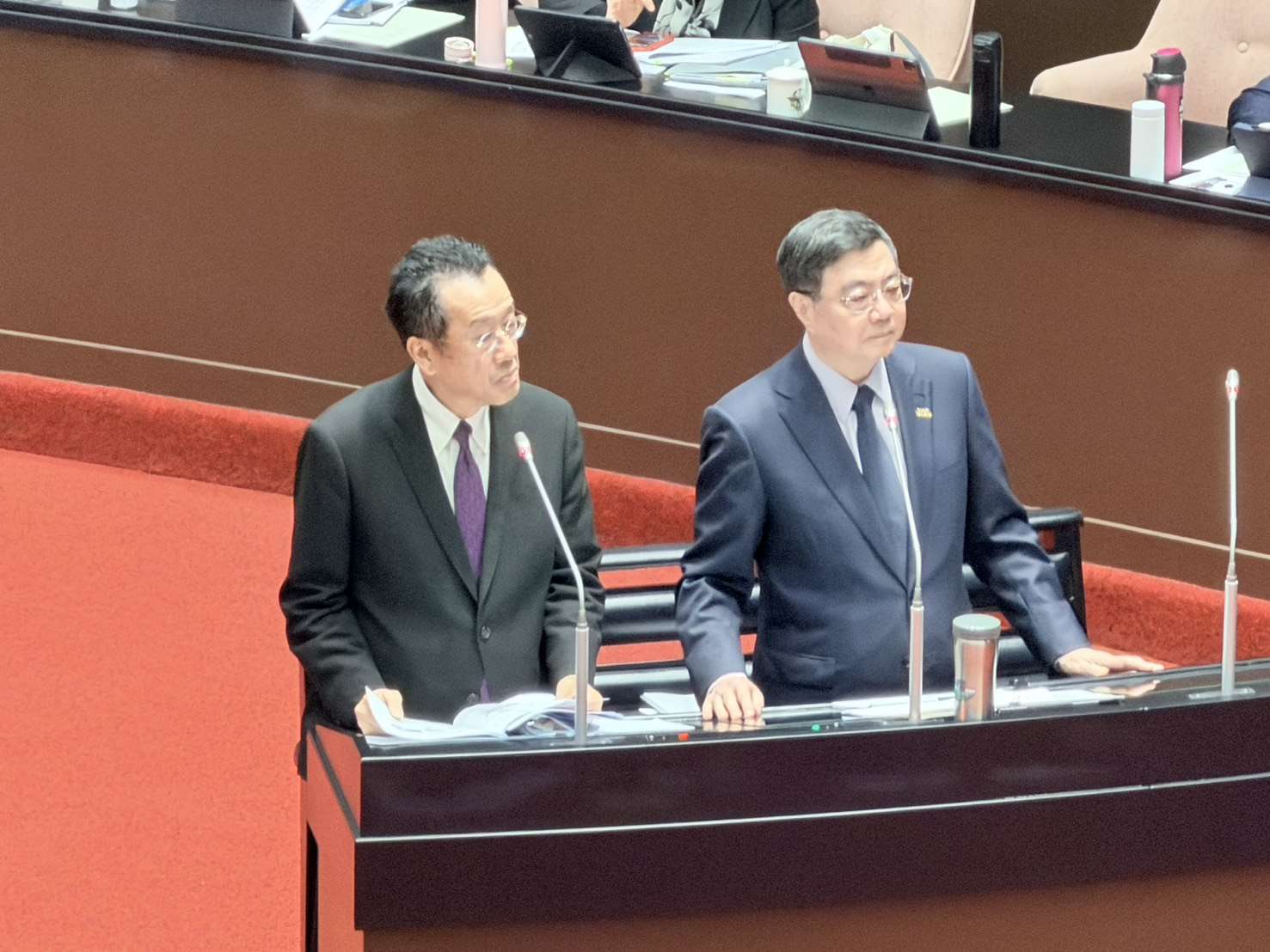 針對國民黨版國防特別條例匡列預算上限為新台幣3800億元，行政院長卓榮泰今天(6日)表示，呼籲立法院以國防部提出的規劃作為最終討論依據，「要讓馬兒好就讓馬兒跑，不要跑兩步回頭吃草」。(趙婉淳 攝)