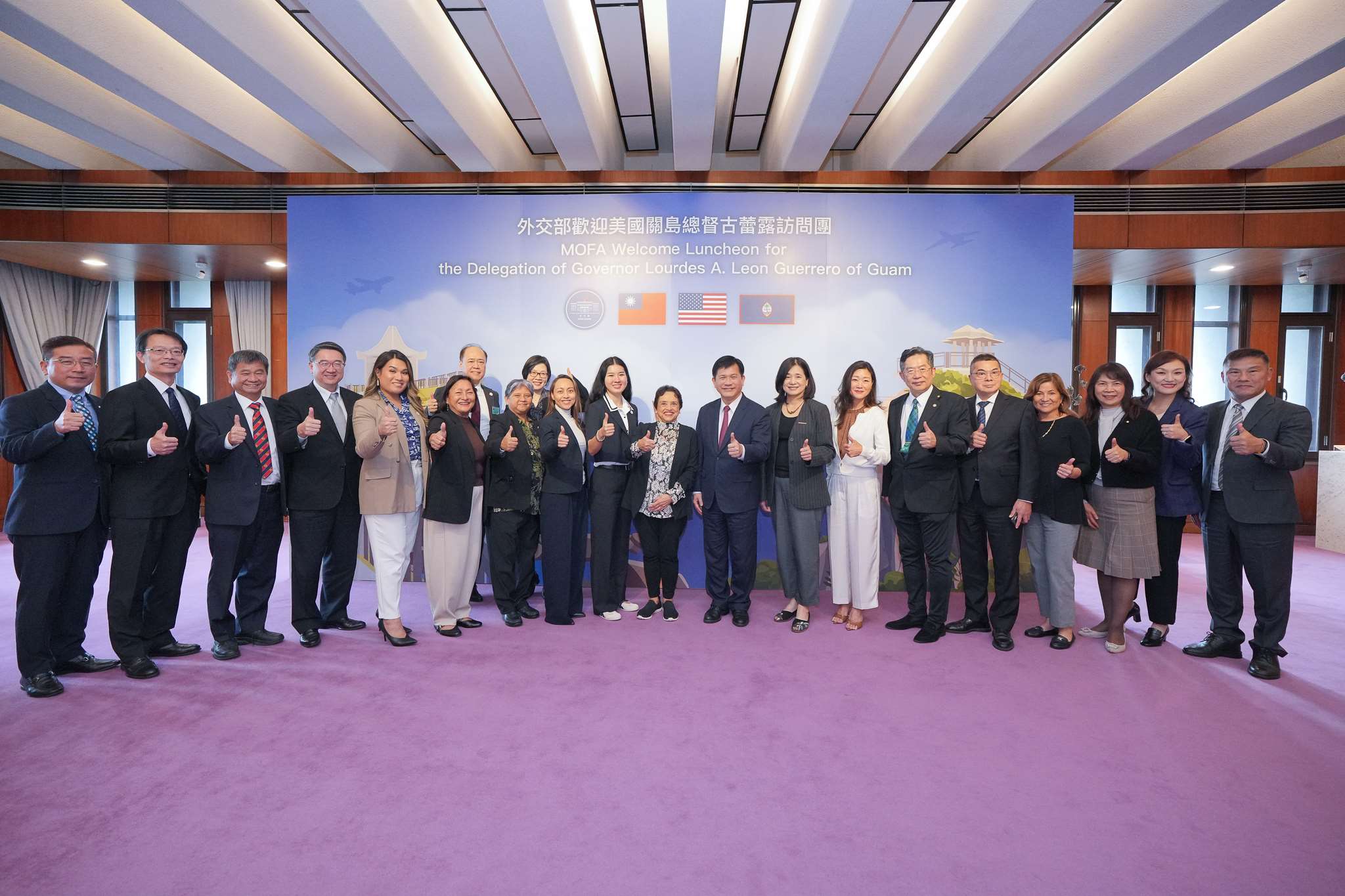 外交部長林佳龍（右九）與美國關島總督古蕾露（Lourdes A. Leon Guerrero，左十二）訪問團。(圖:外交部)