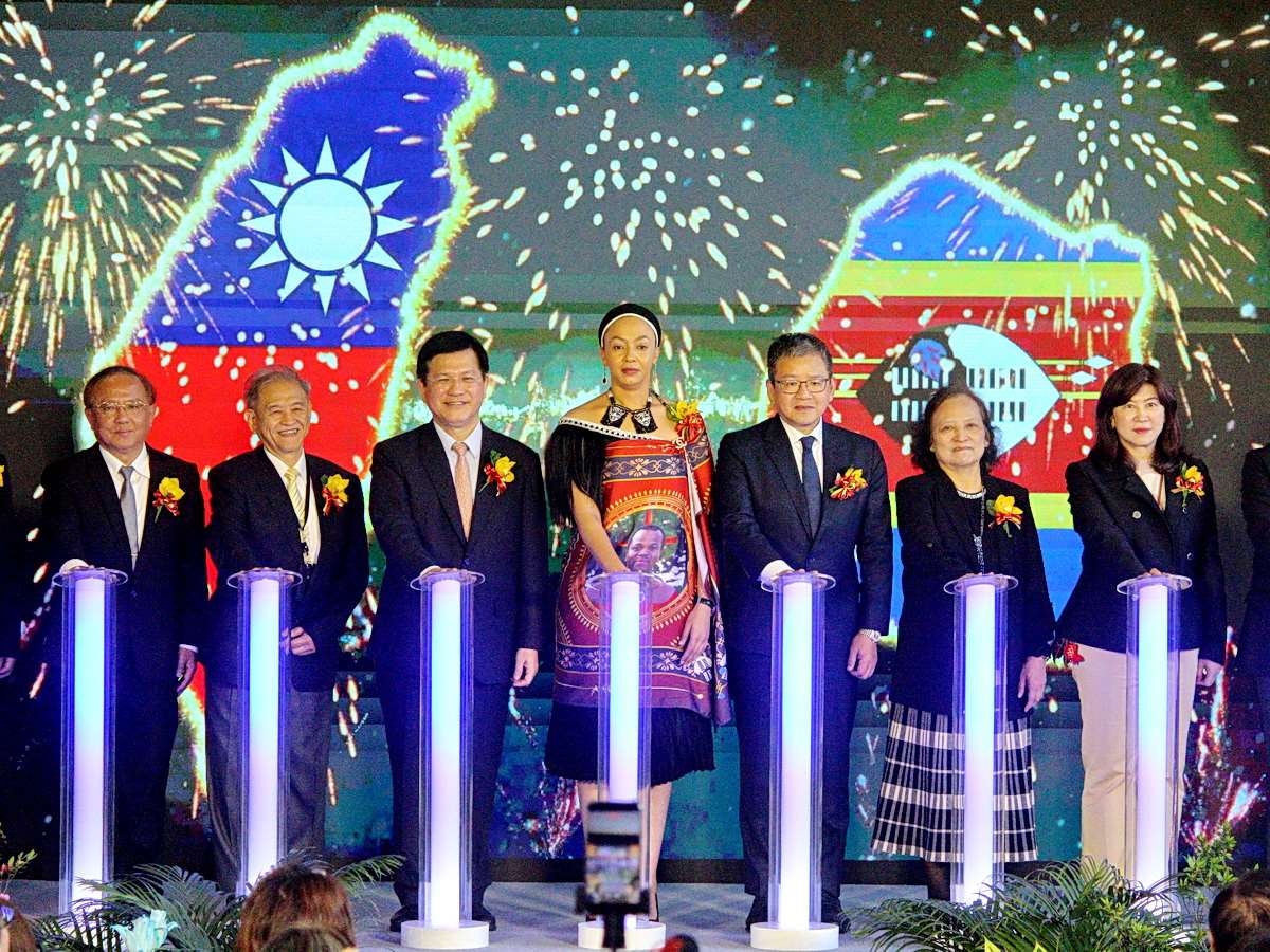 里仁史瓦帝尼文化節23日開幕，外長林佳龍(左三)、史國駐台大使館一祕披特絲(左四)、亞西司長顏嘉良(右三)、里仁總經理李妙玲(右二)、大肚山產創基金會執行長廖紫岑(右一)等人出席 (央廣記者王照坤 攝)