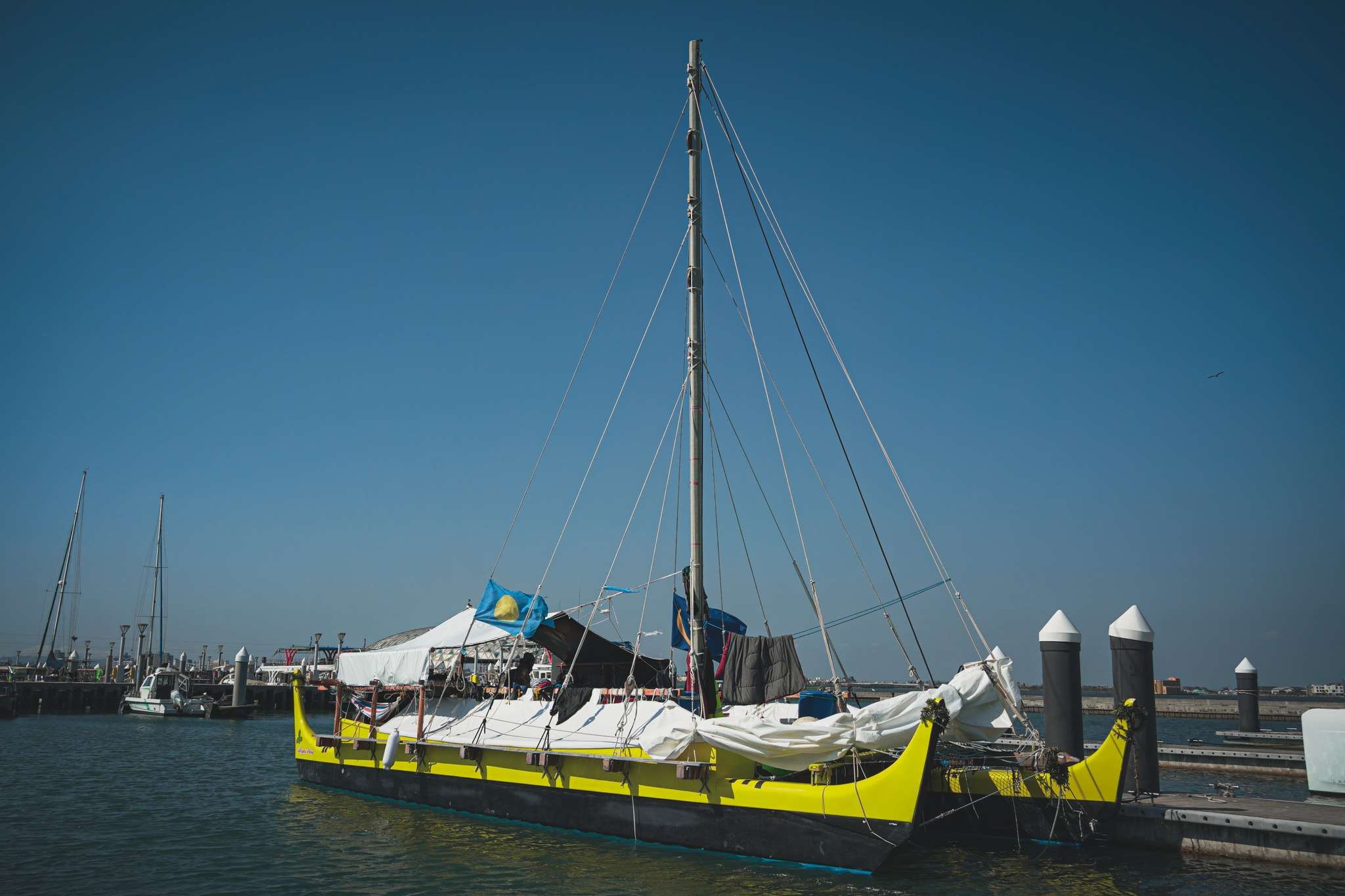 帛琉傳統遠洋航海帆船「無私分享號」(Alingano Maisu)駛入首站台灣高雄港。(FB@海洋委員會)