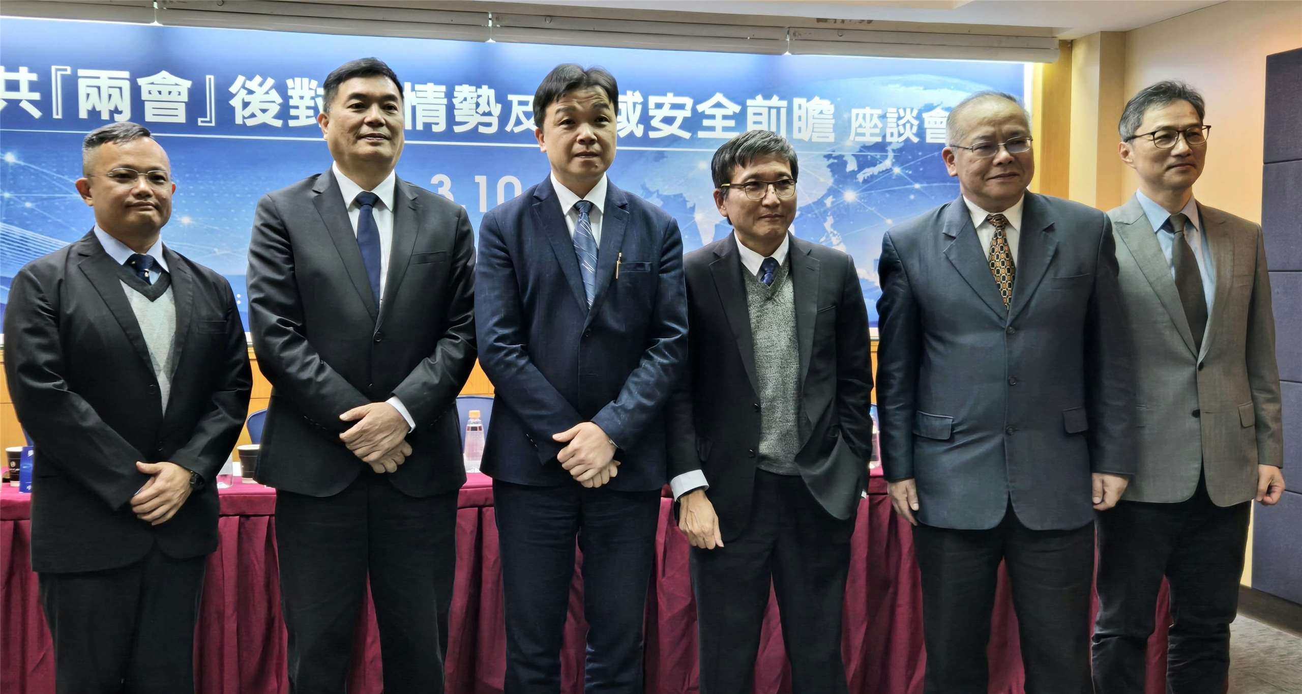 淡江大學兩岸關係研究中心主任張五岳(右三)主持「中共兩會後對外情勢及區域安全前瞻」座談會。(陳國維 攝)