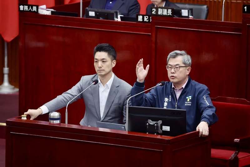 台北市政府今天(11日)發布新人事任命，宣布由原任秘書長的李泰興升任副市長。圖為台北市長蔣萬安(左)與秘書長李泰興(右)在議會接受質詢。資料照片(中央社)