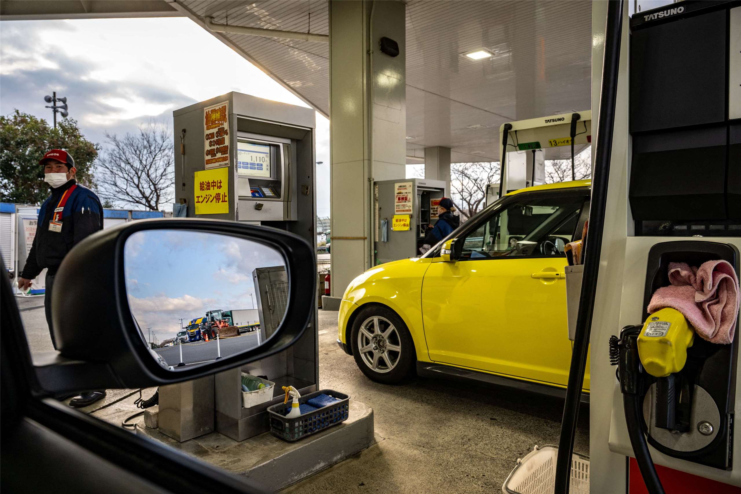 日本政府經濟產業省13日正式公告，將在16日釋出石油儲備，首波會釋出15天份的「民間」儲備。圖為神奈川縣一處高速公路服務區的加油站。(AFP)