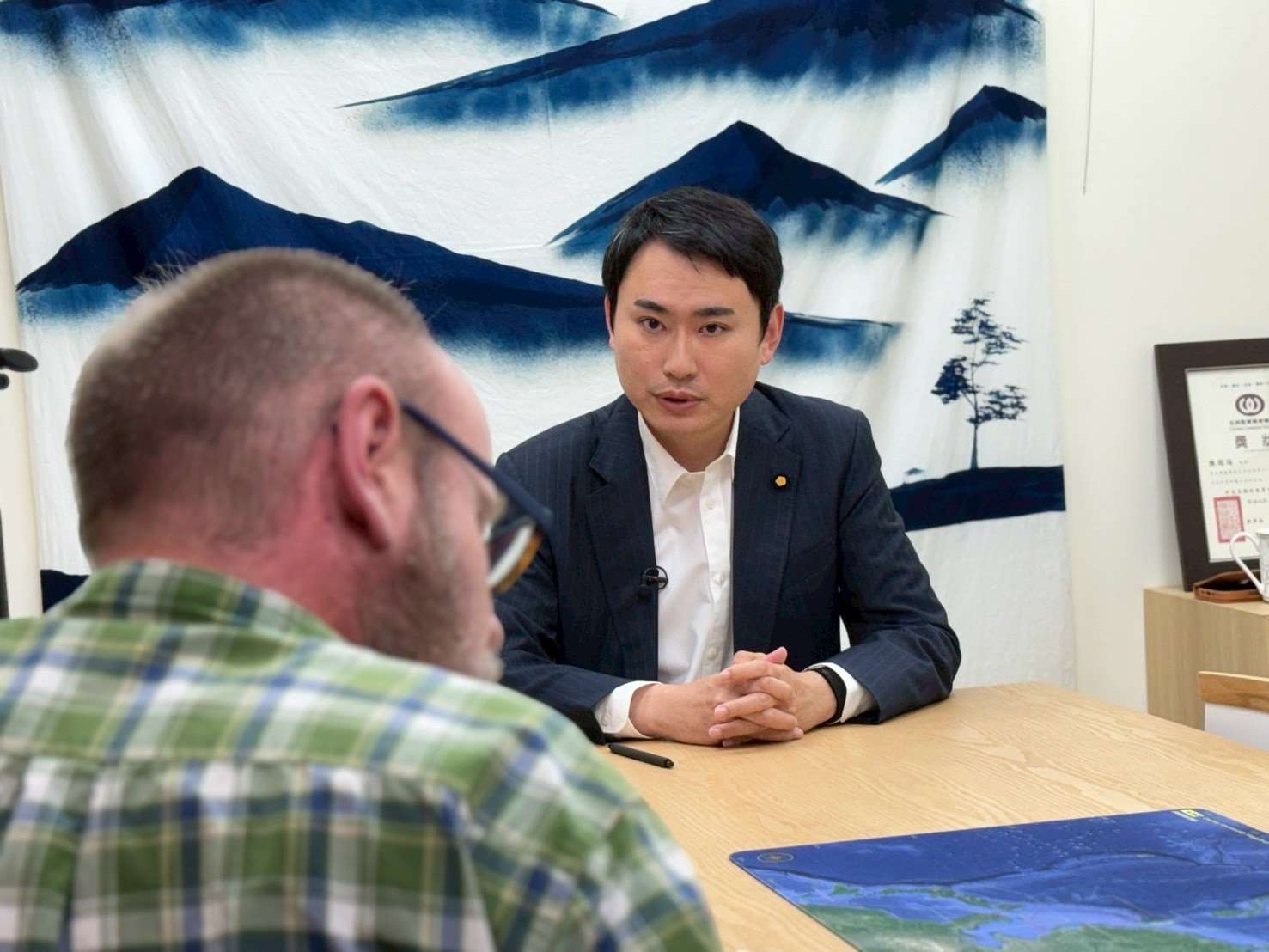 立委陳冠廷接受路透社專訪，呼籲因應中東局勢導致印太戰略出現空窗，台灣應預先擴充彈藥儲備。圖：立委陳冠廷辦公室提供