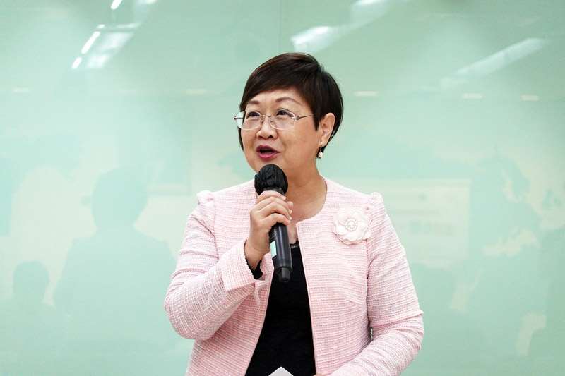 僑委會委員長徐佳青25日於媒體茶敘表示，僑委會業務轉型、擴大，期盼立法院支持年度預算。