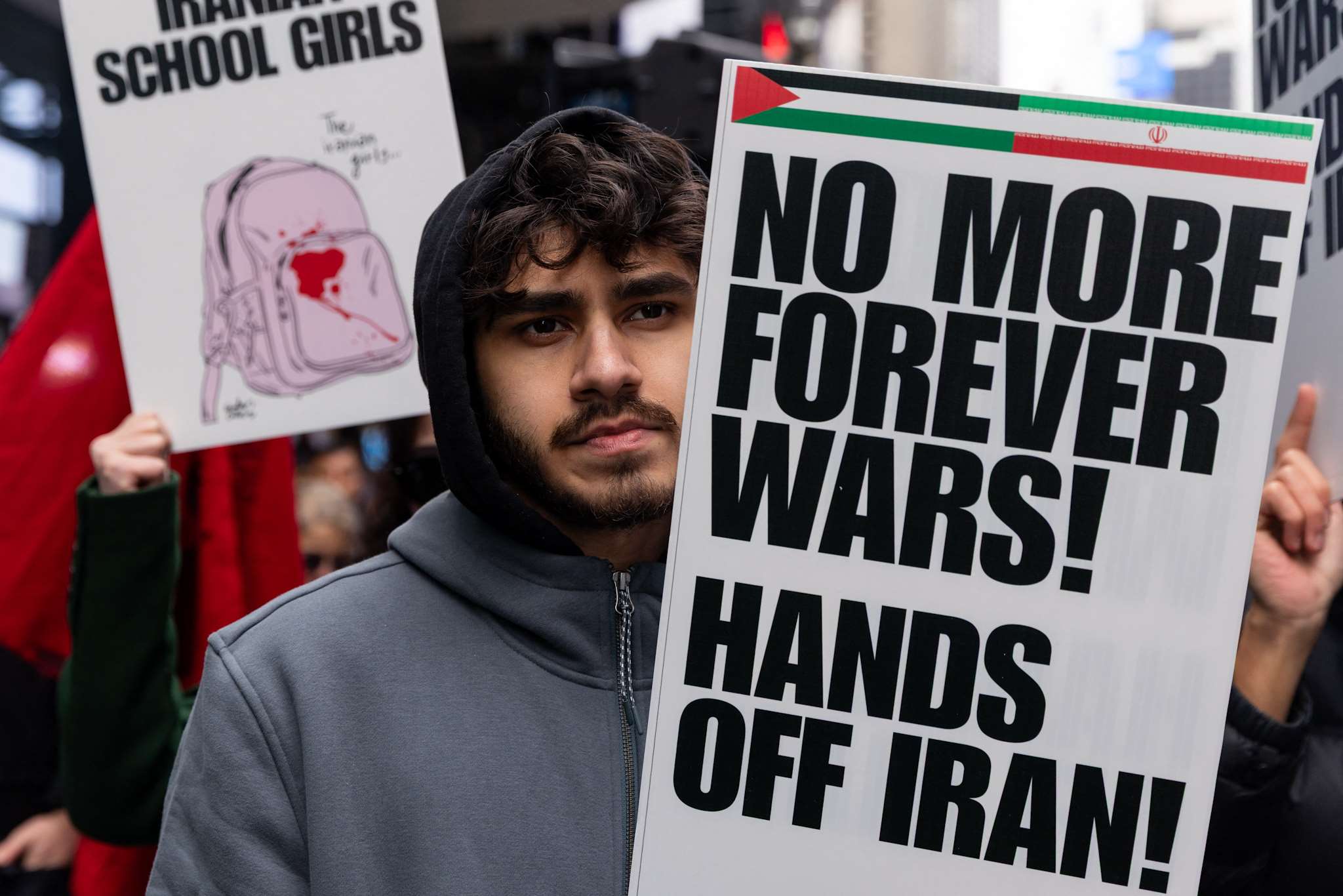 群眾13日聚集在紐約時代廣場示威，抗議美以對伊朗發動戰爭。