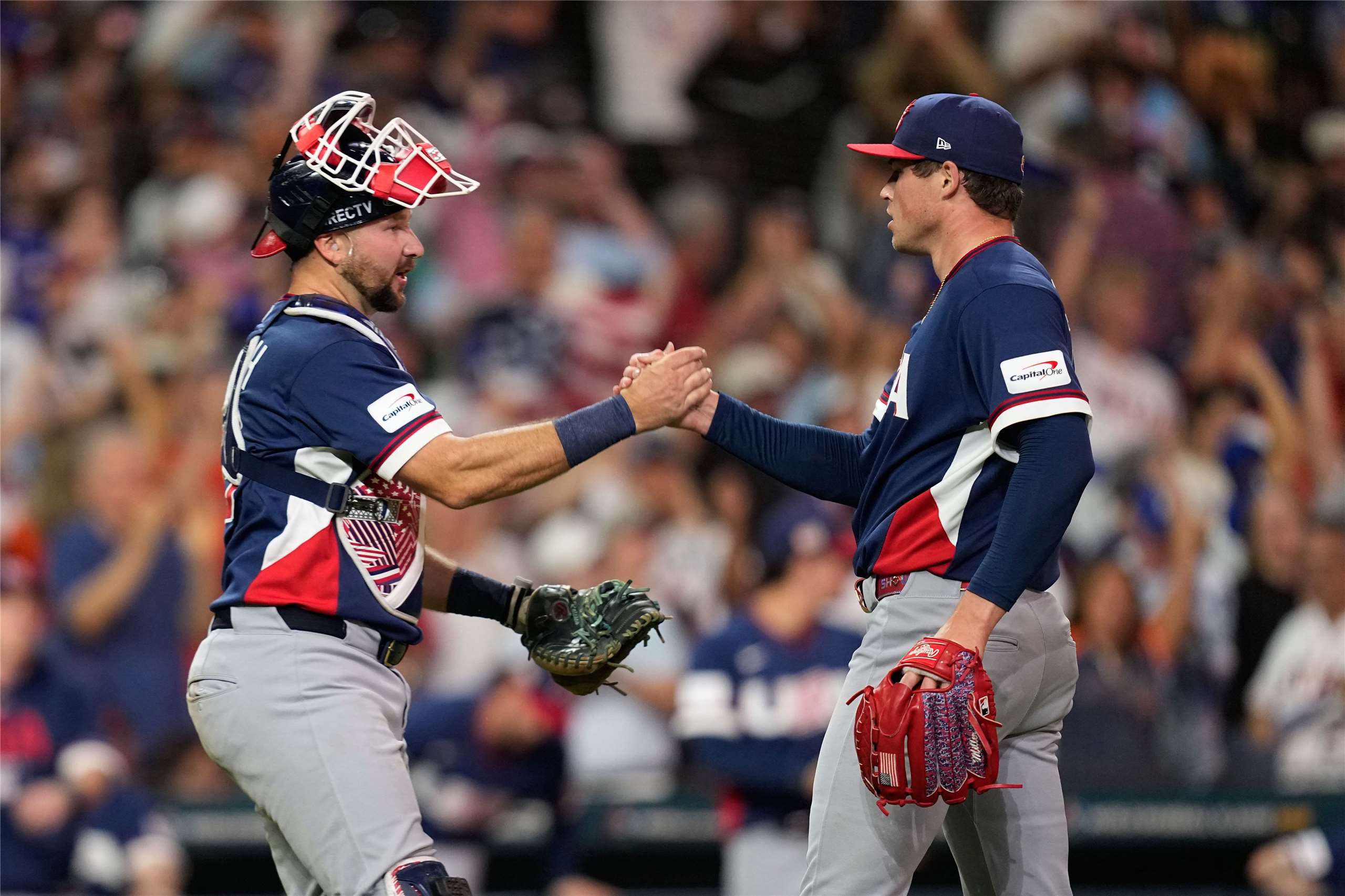 在休士頓舉行的WBC世界棒球經典賽8強決賽中，美國隊捕手雷利(左)和投手米勒(右)在擊敗加拿大隊後慶祝勝利。 (AP/達志影像)