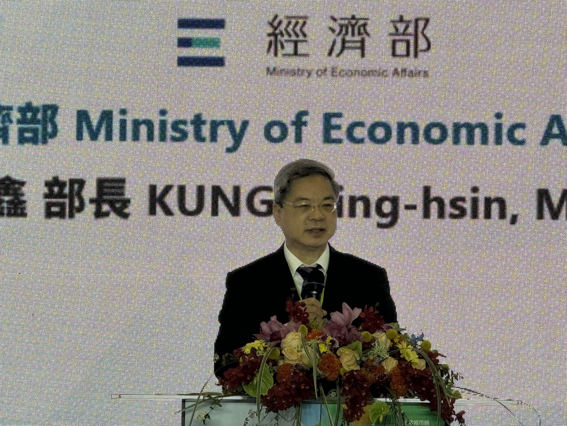 經濟部長龔明鑫指出，AI用電量龐大，隨著AI時代來臨，更凸顯淨零、節能需同步推動的重要性。(謝佳興 攝)