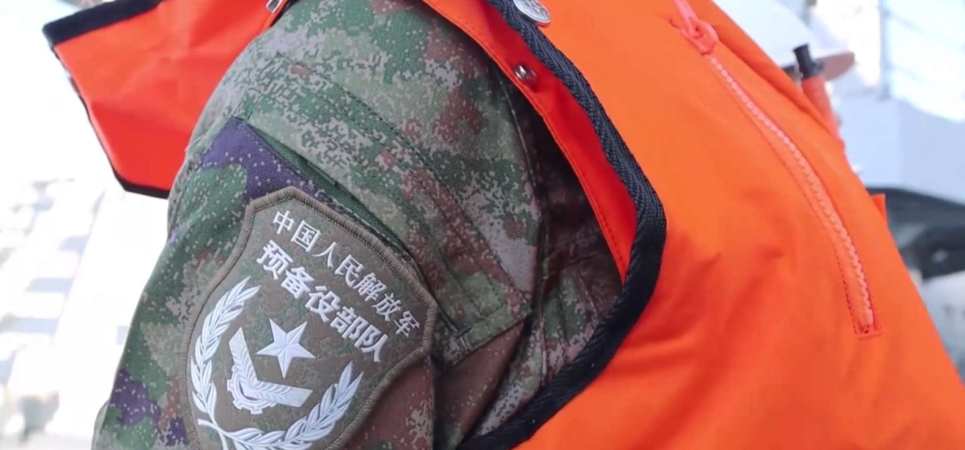 中國解放軍啟用《預備役人員證》。 (圖:翻拍央視)