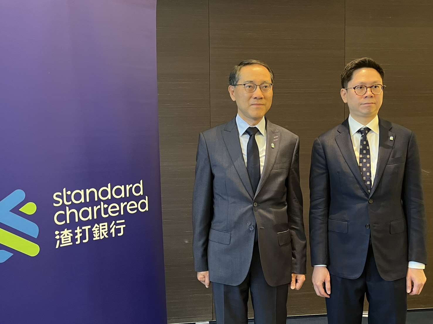 渣打銀行19日發布最新全球暨台灣經濟展望。左為渣打集團大中華及北亞區首席經濟學家丁爽，右為渣打集團大中華及北亞區資深經濟學家胡東安。(陳林幸虹 攝)